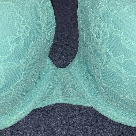 2 Victoria’s Secret bras - Picture 5 of 11